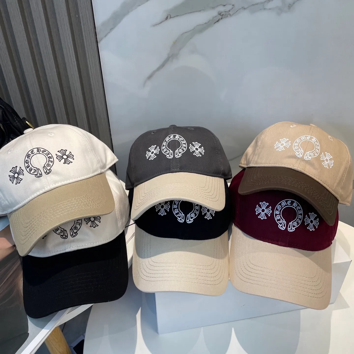 P60 Crow Heart 🆕🆕New color-blocked baseball cap, personalized fashion classic cross logo, casual with a cool feeling, unisex style, same style for men and women! Very easy to match! Head circumference: 56-58cm is available
